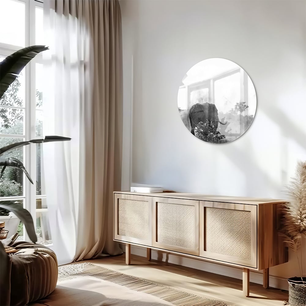 Zwart-wit glazen schilderij van een olifant aan de muur in een modern interieur.