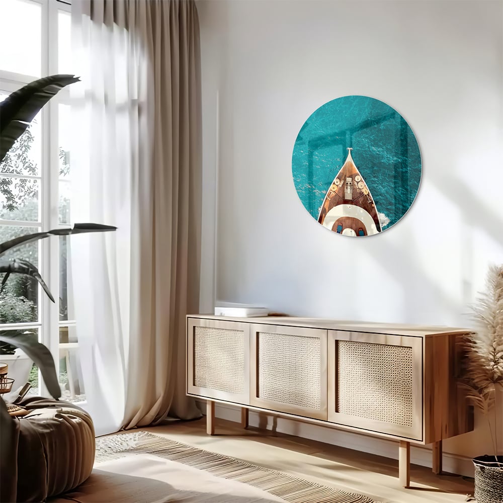 Glazen schilderij van een boot die boven helder turquoise water ligt.