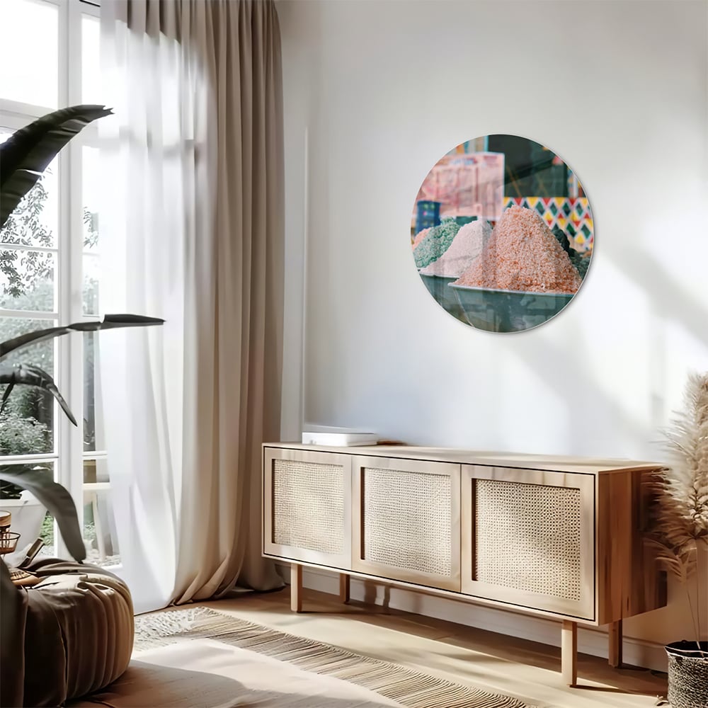 Kleurrijk glazen schilderij met verschillende specerijen in schalen