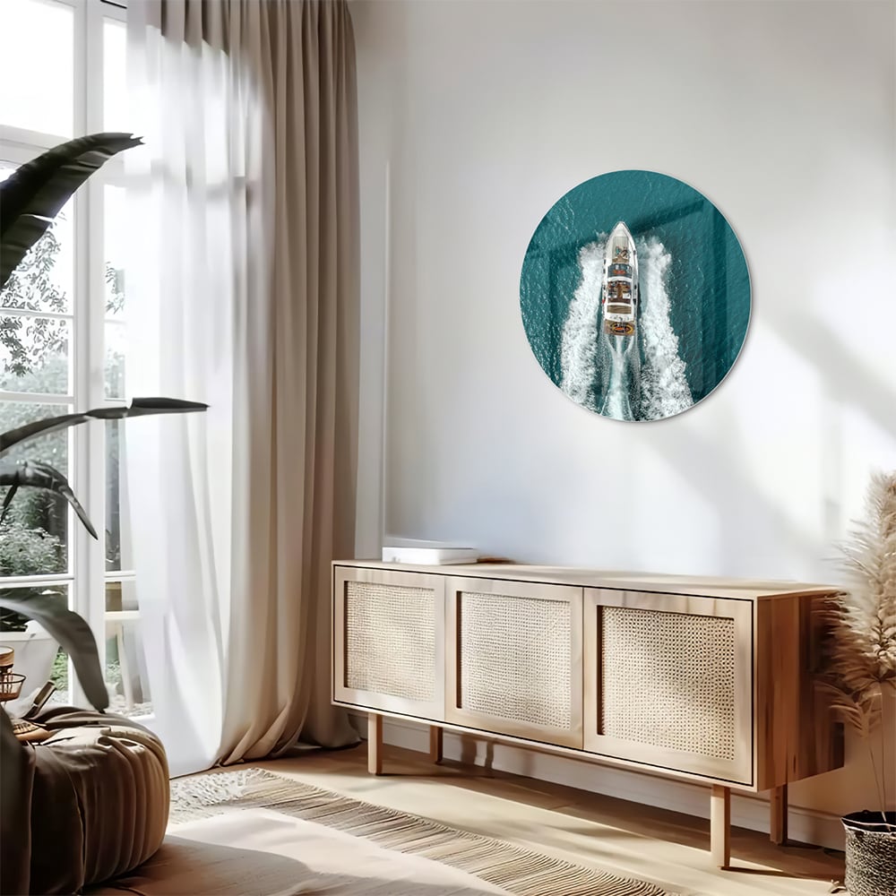 Glazen schilderij van een boot die door turquoise water vaart.