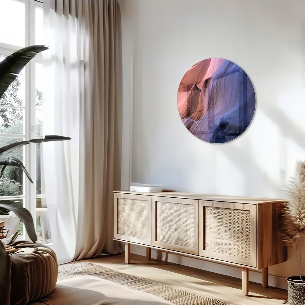 Abstract glazen schilderij met warme kleuren aan de muur
