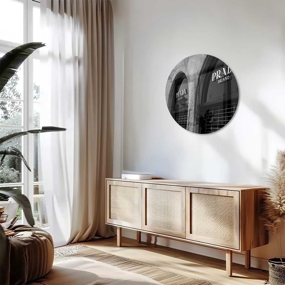 Glazen schilderij van een Prada etalage in zwart-wit, geschikt voor moderne interieurs.