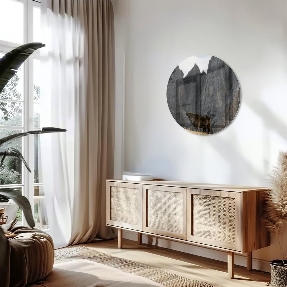 Glas schilderij van bergen met een koe in een groene wei.