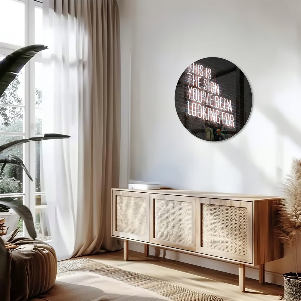 Glazen schilderij met inspirerende tekst in een modern interieur.