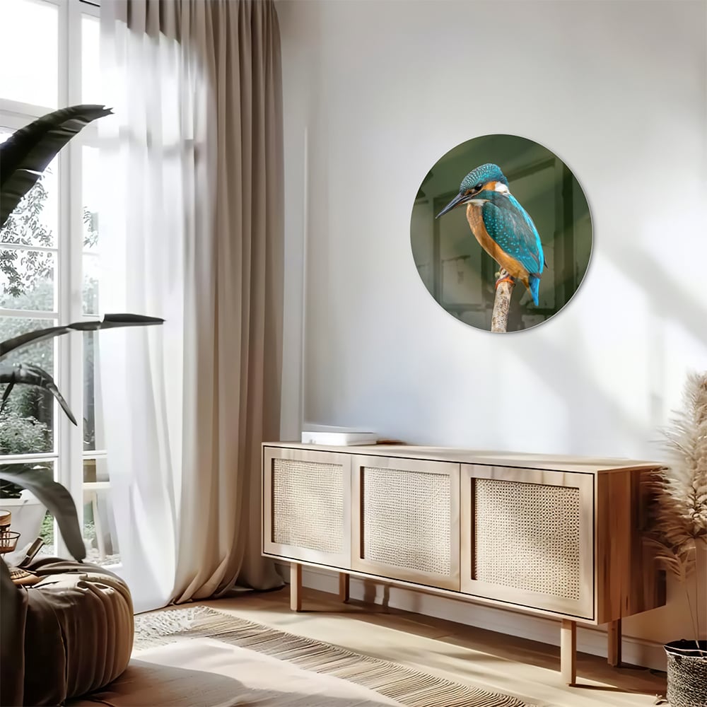 Een glazen schilderij van een ijsvogel die op een tak zit, kleurrijk en gedetailleerd.