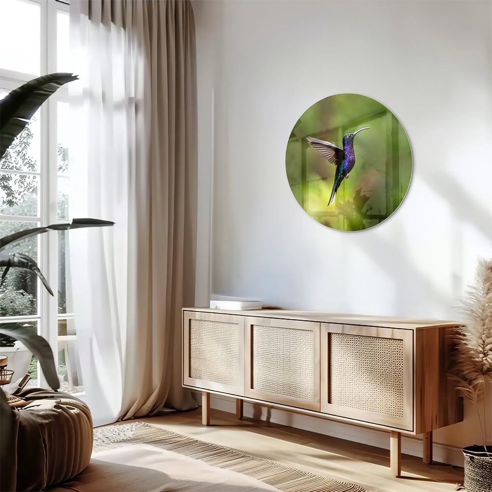 Een glazen schilderij van een kolibrie die vloog voor een groene achtergrond in een lichte kamer.