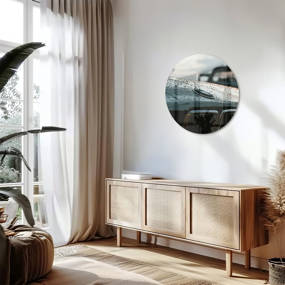 Glazen schilderij van een natte autoruit in een modern interieur
