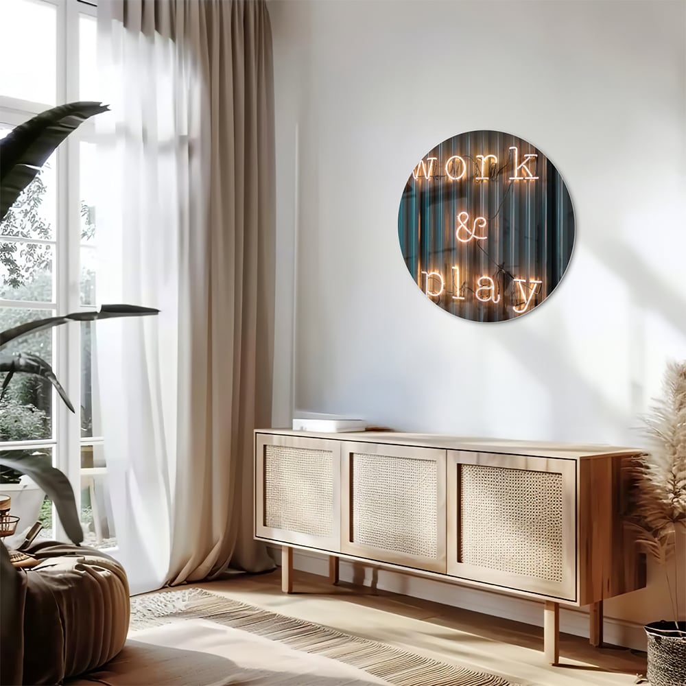 Glazen schilderij met de woorden 'Work & Play' in sfeervolle verlichting.