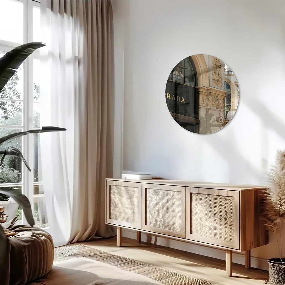 Glazen schilderij van een luxe boetiek met elegante details
