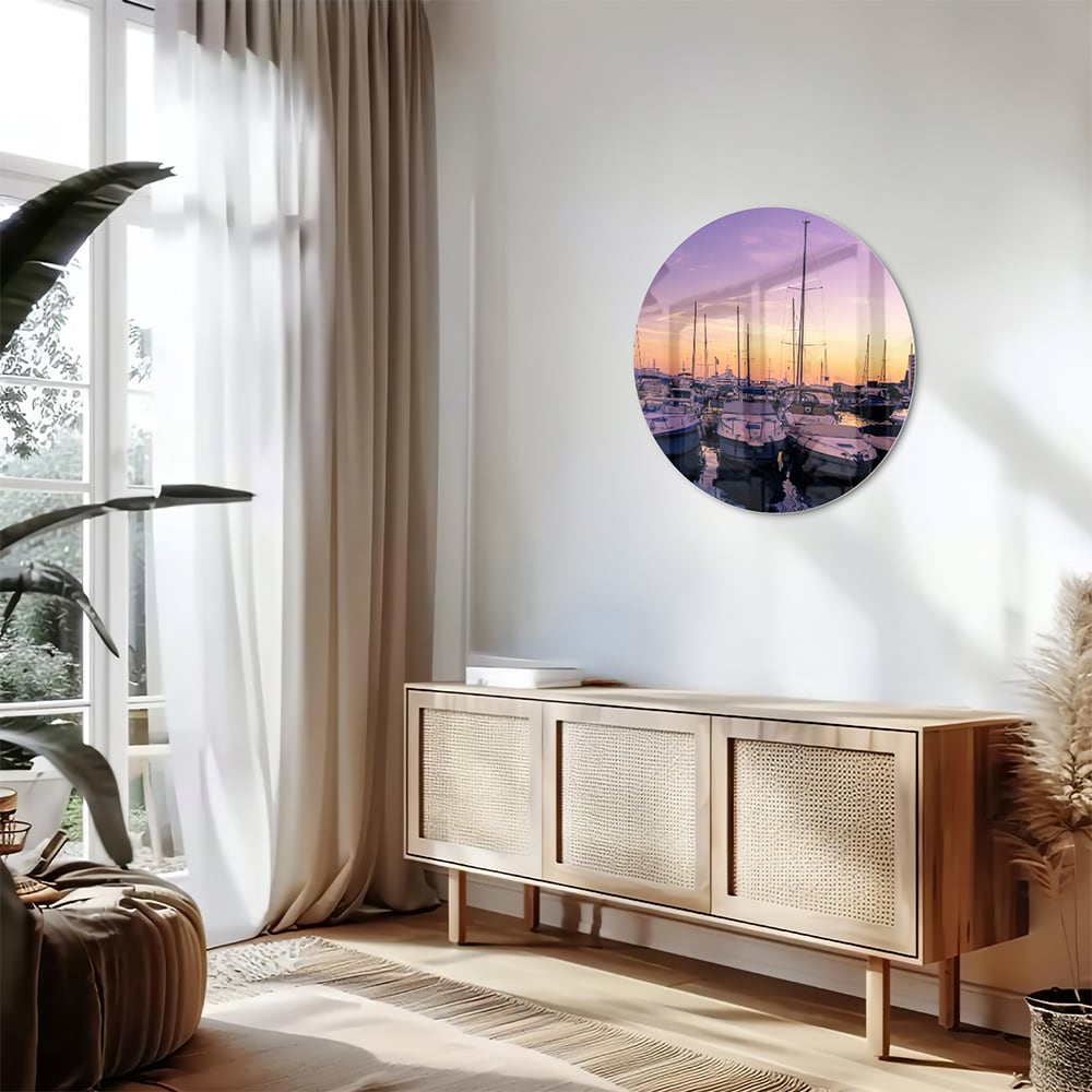 Glazen schilderij van een zonsondergang bij de haven met boten