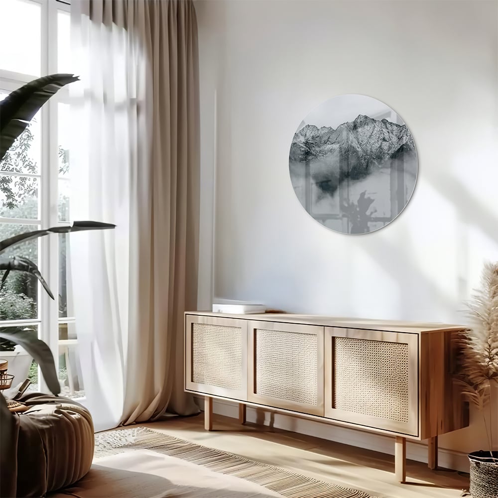 Glazen schilderij met bergen in zwart-wit, hangend aan de muur