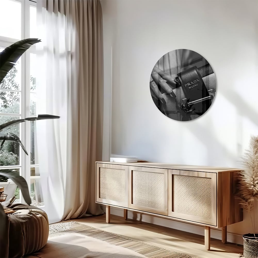 Glazen schilderij met close-up van luxe accessoires op een wand.