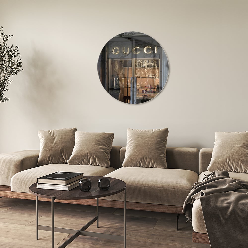 Elegant glazen schilderij van de Gucci etalage in een modern interieur.