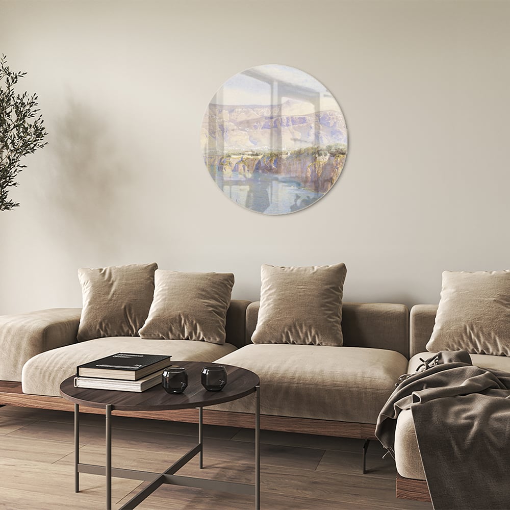 Glazen schilderij van een berglandschap met een rivier, hangend aan de muur.