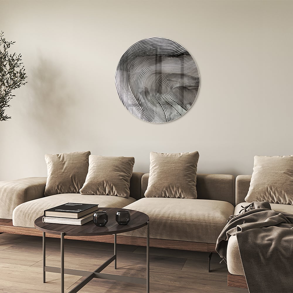 Abstract glazen schilderij met golvende lijnen in een lichte ruimte
