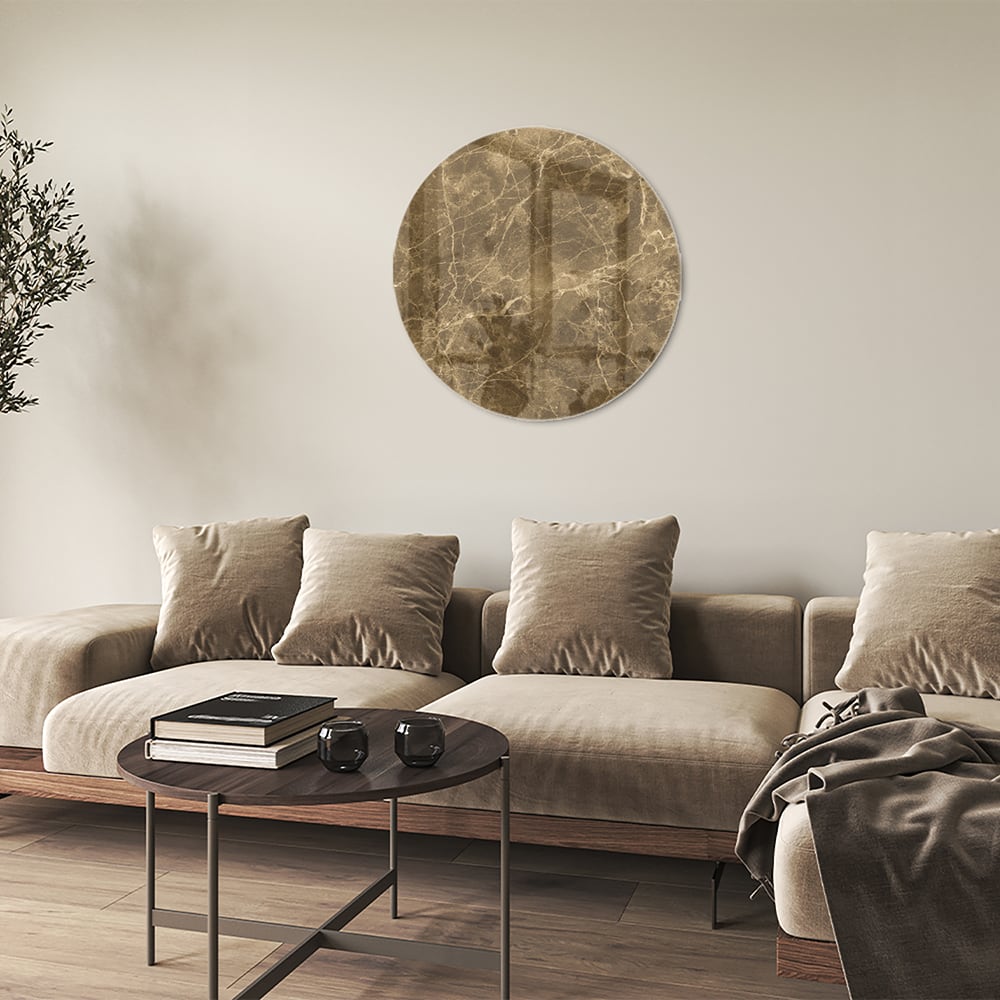 Goudkleurig glazen schilderij met marmer effect aan de muur