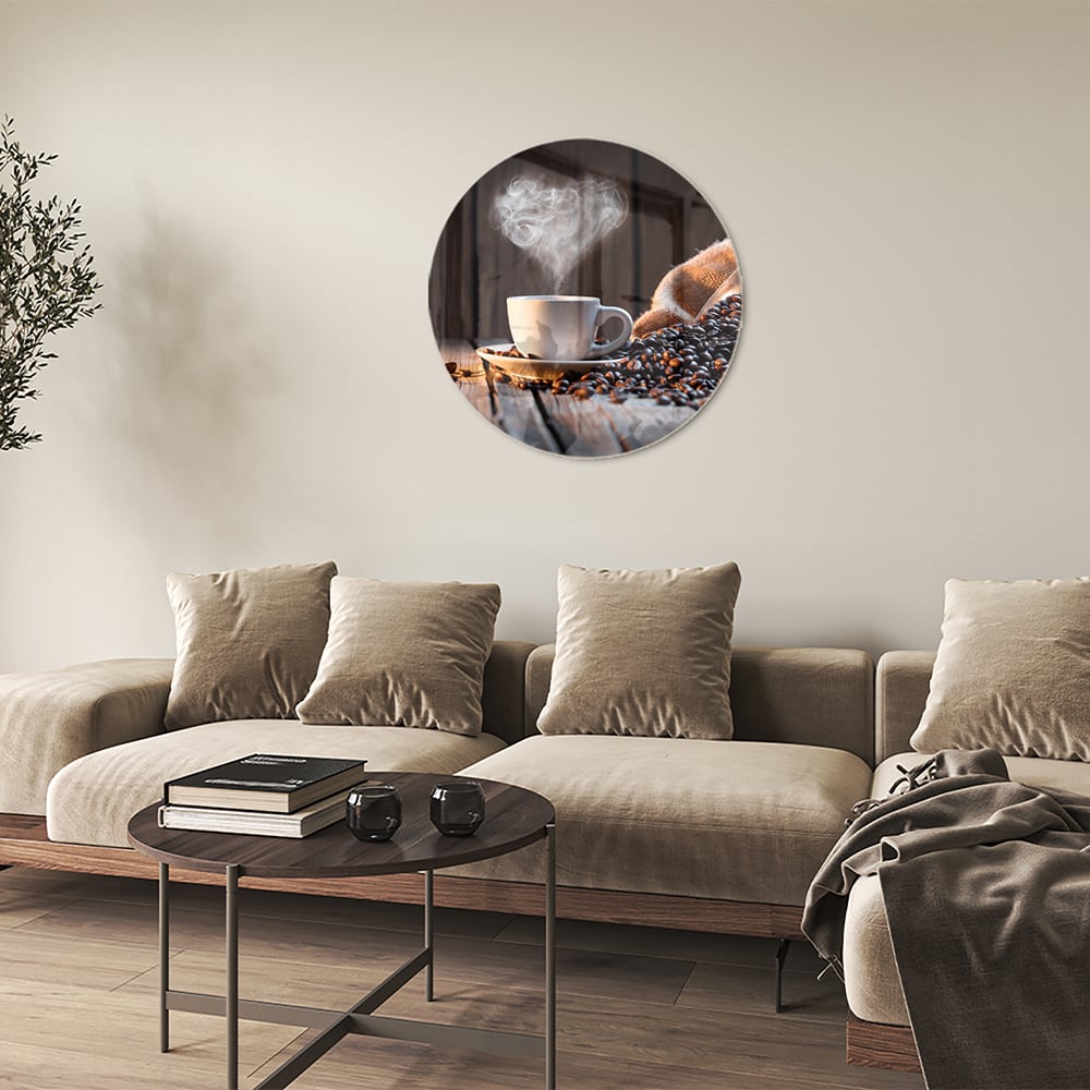 Glazen schilderij met een dampende kop koffie en koffiebonen op een houten tafel.