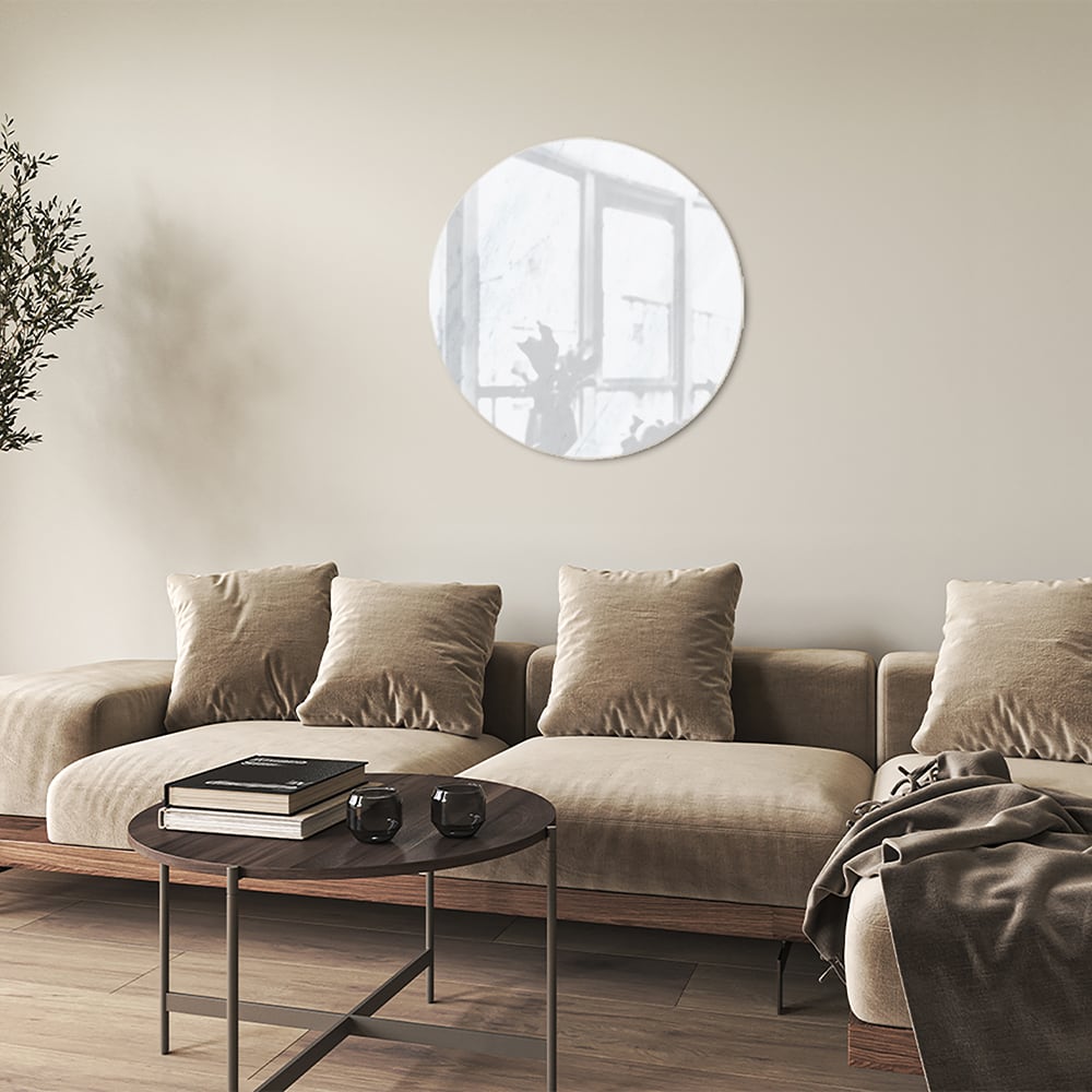 Minimalistisch glazen schilderij met lichte tinten aan de muur
