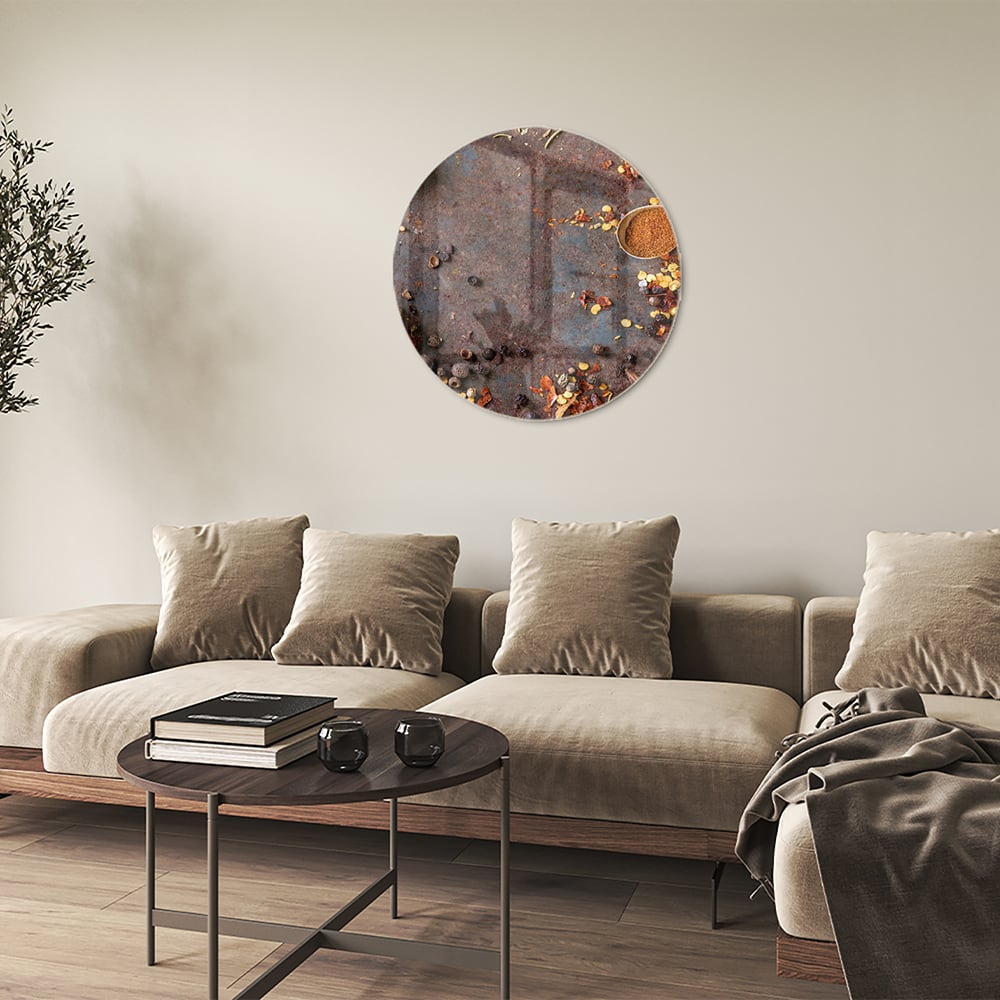 Een kleurrijk glazen schilderij met specerijen en kruiden, perfect voor keukeninrichting.