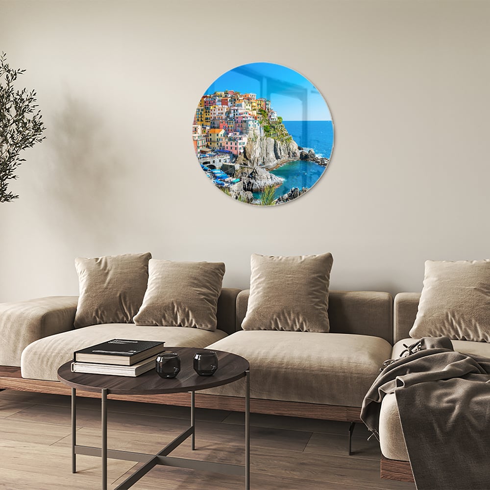 Glazen schilderij van een kleurrijke kustlijn met huizen aan de zee