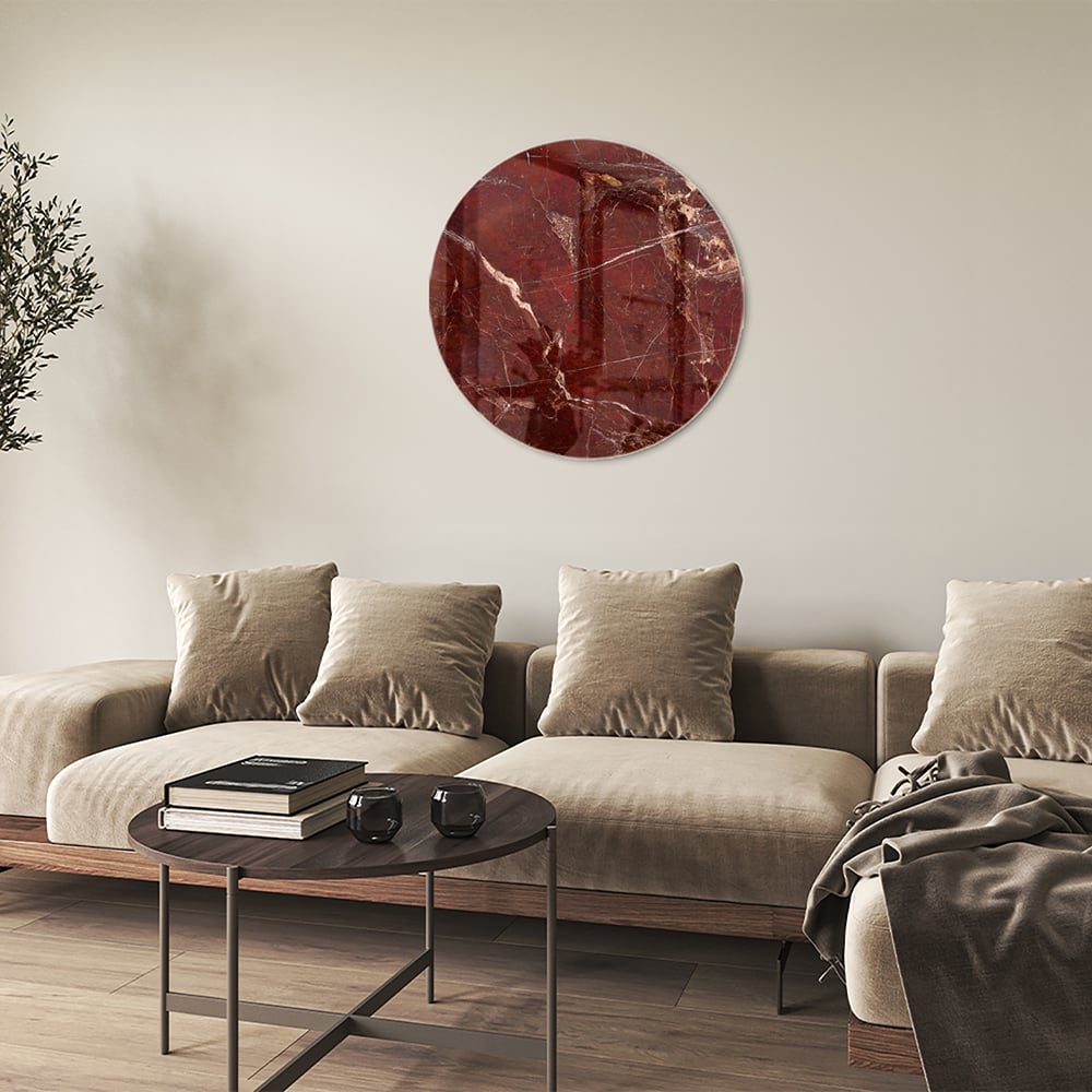 Rood glazen schilderij met marmerlook aan de muur boven een houten kast