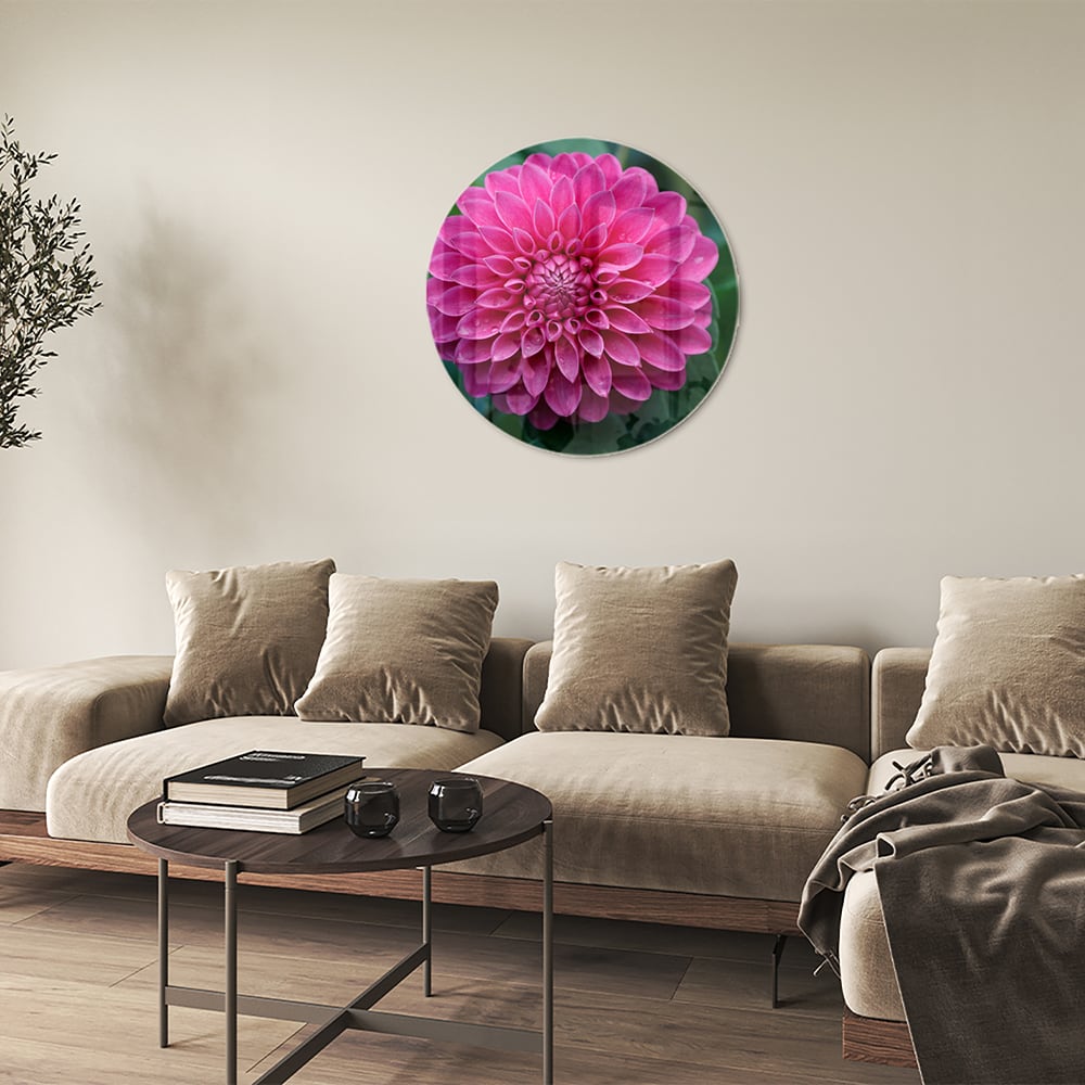 Glazen schilderij met een grote roze bloem, perfect voor wanddecoratie.
