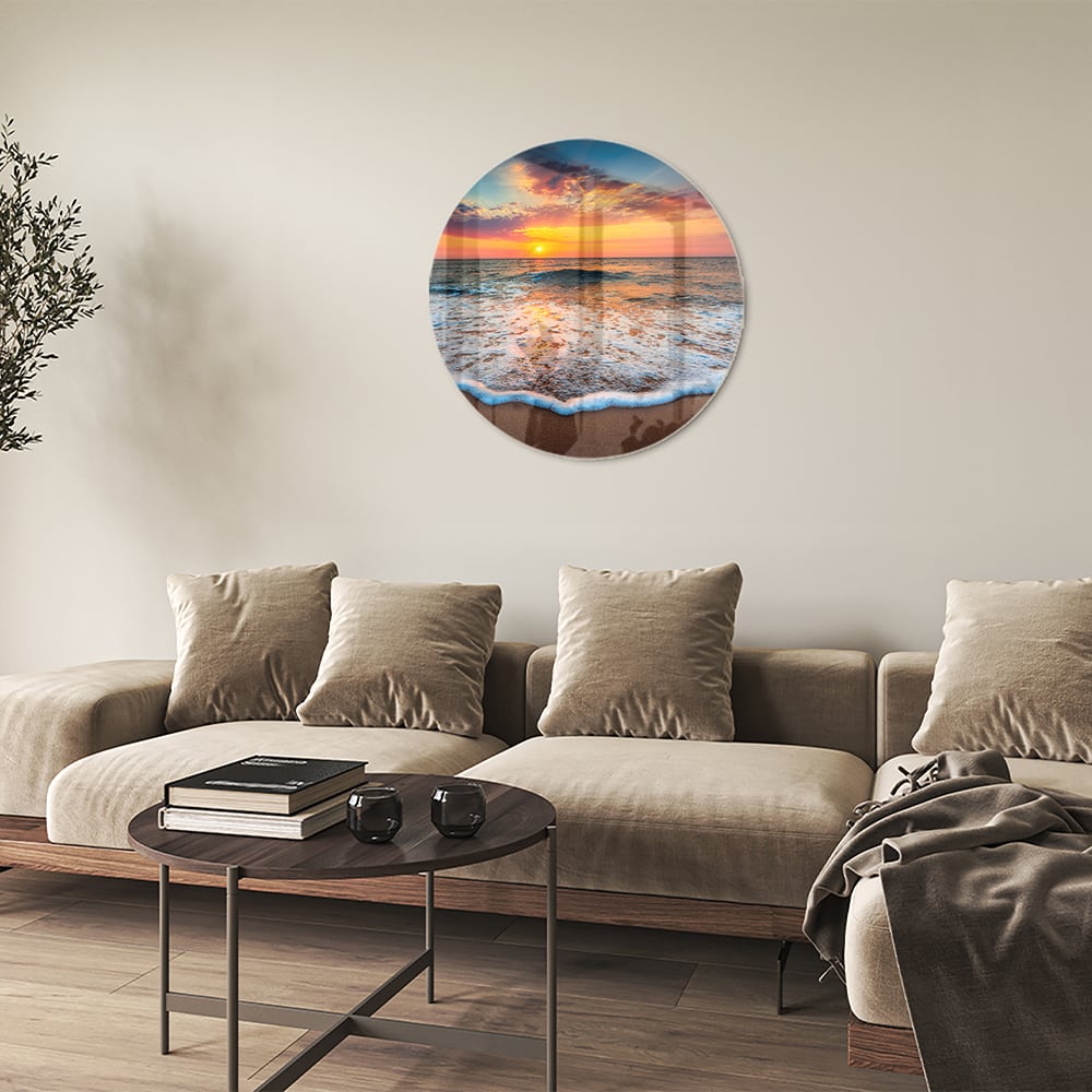 Glazen schilderij van een zonsondergang boven de zee met een warme kleurenpalet.