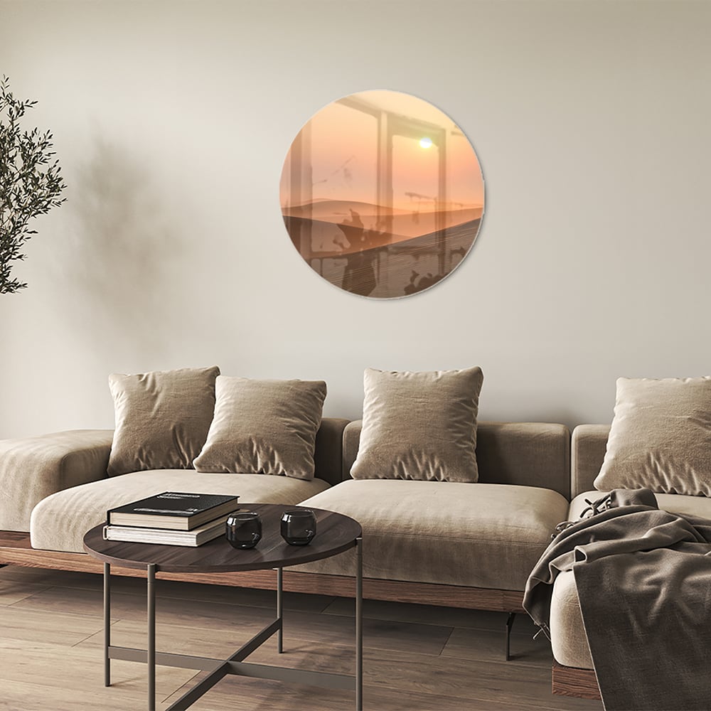 Glazen schilderij van een zonsondergang met warme kleuren in een modern interieur.