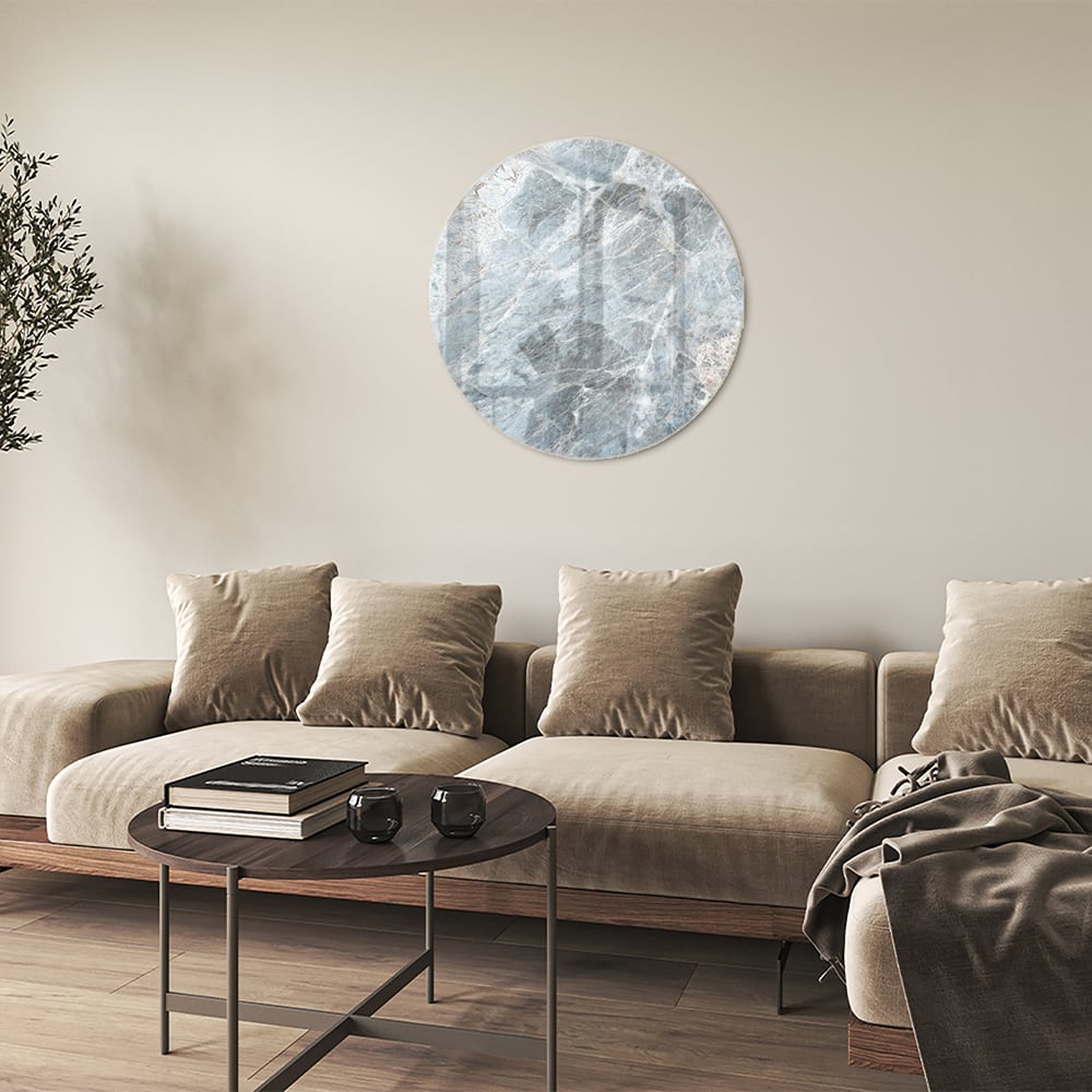Uniek glazen schilderij met marmerlook in blauwtinten aan de muur