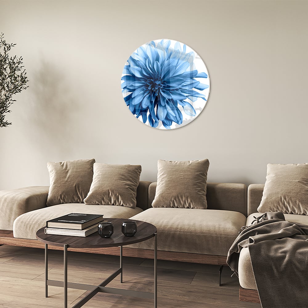 Glazen schilderij van een blauwe bloem in een moderne woonkamer