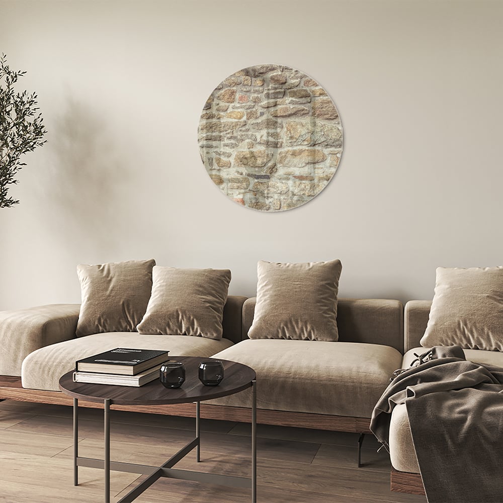 Glazen schilderij van een rustieke stenen muur in een lichte woonkamer.