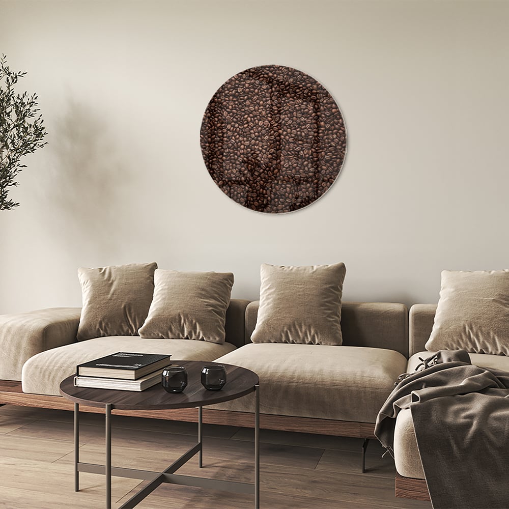 Glazen schilderij met abstracte patronen in warme kleuren aan de muur.