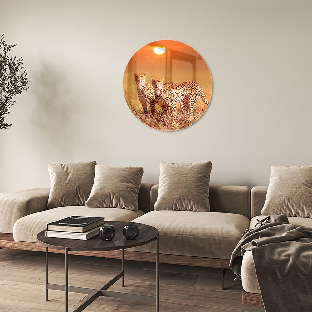 Glazen schilderij van twee cheeta's in een gouden savanne bij zonsondergang.