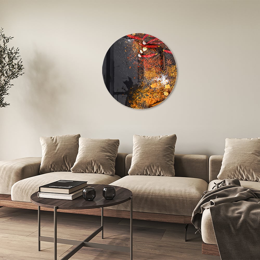 Abstract glazen schilderij met warme kleuren hangt aan de muur