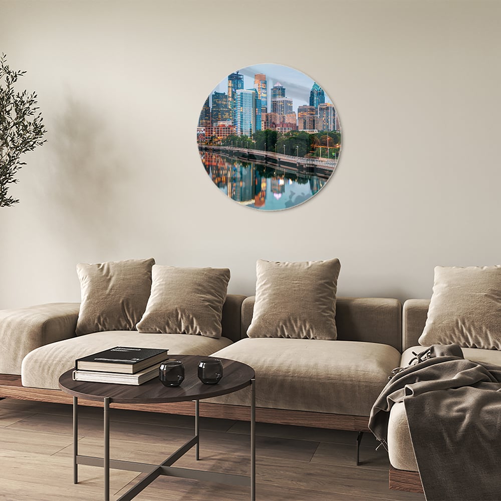 Glazen schilderij met een stadsgezicht en reflecties in het water