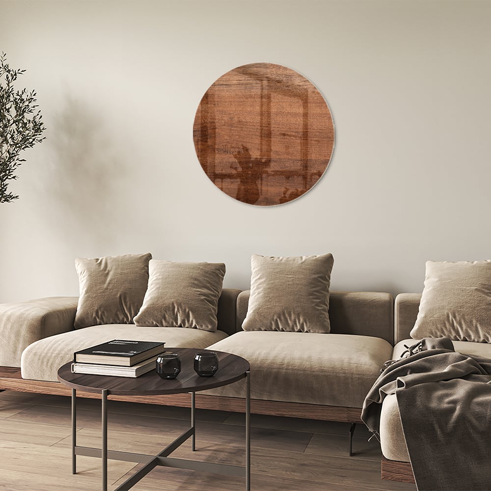 Glazen schilderij in warme houttint hangt boven een moderne kast in een woonkamer.