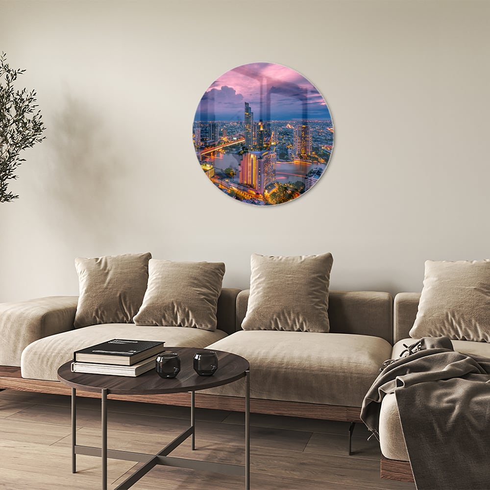 Glazen schilderij van een stad met avondlicht, perfect voor in huis.