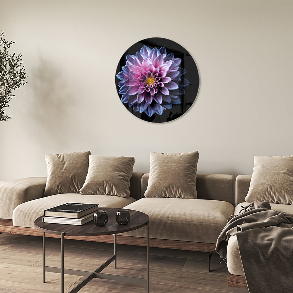Glazen schilderij van een roze bloem aan de muur in een stijlvolle woonkamer.
