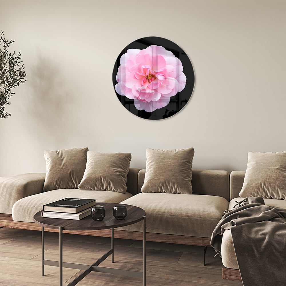 Glazen schilderij van een roze bloem op zwart glas, geschikt voor moderne interieurs.