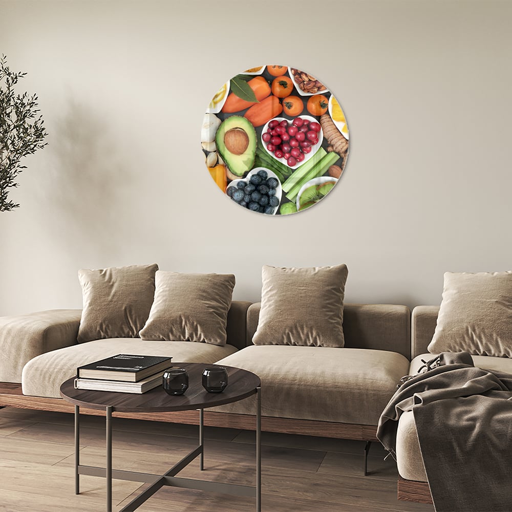 Glazen schilderij met een kleurrijke schikking van fruit en noten.