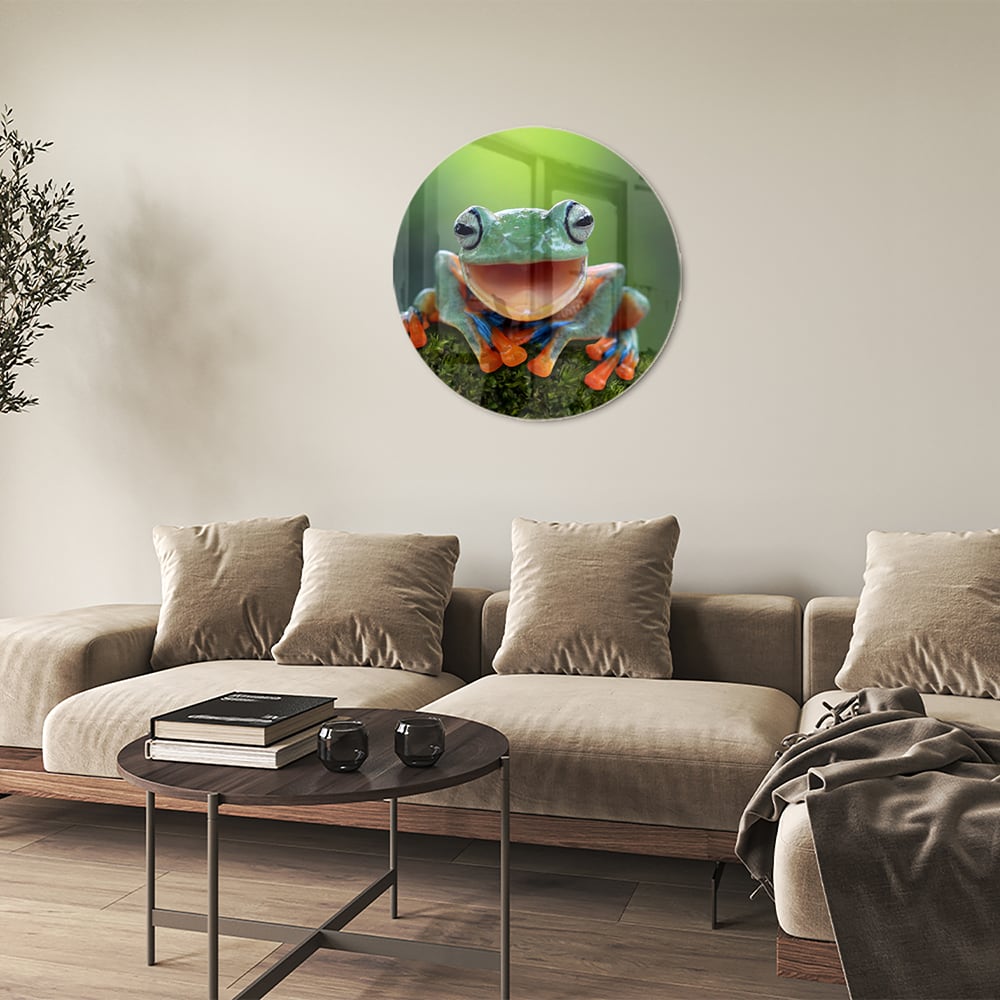 Glazen schilderij van een vrolijke boomkikker op een groene achtergrond