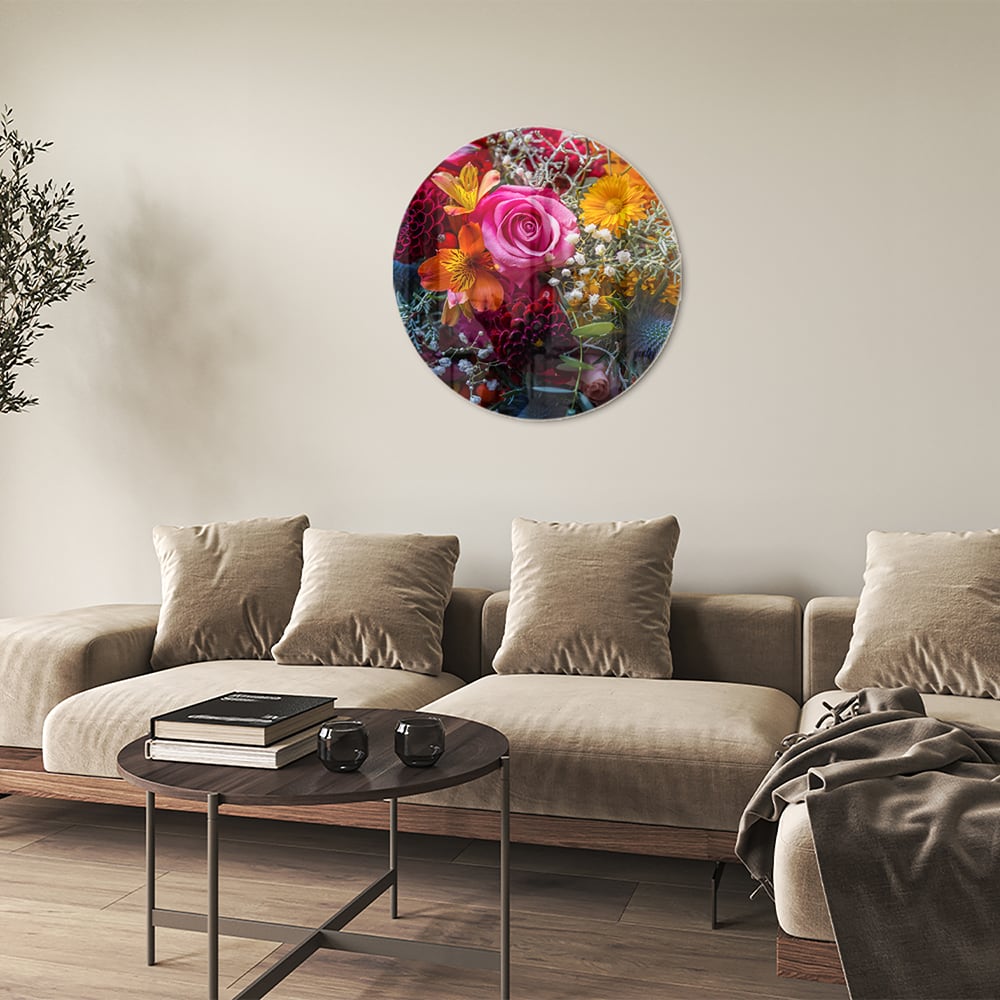 Glazen schilderij met een kleurrijke bloemenmix, inclusief rozen en andere bloemen.