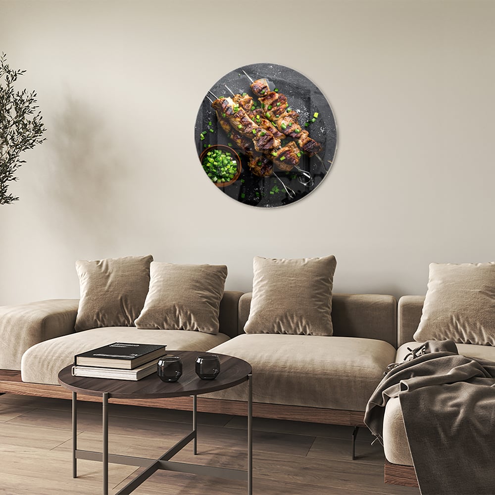 Glazen schilderij met kebabs op een zwarte achtergrond, perfect voor keuken decoratie.