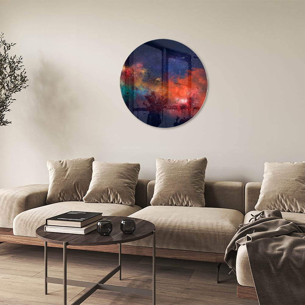 Glazen schilderij van een sterrenstelsel in levendige kleuren aan de muur.