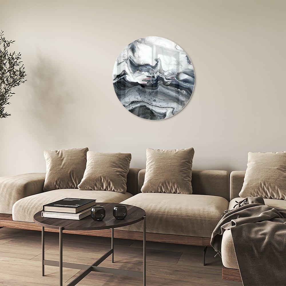 Abstract glazen schilderij met grijze en witte tinten aan de muur.