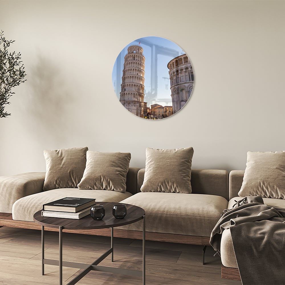 Glazen schilderij van de Toren van Pisa in een stijlvolle woonkamer.