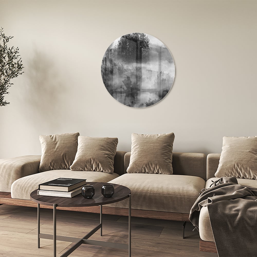 Glazen schilderij met een abstract zwart-wit landschap van bomen in de mist.