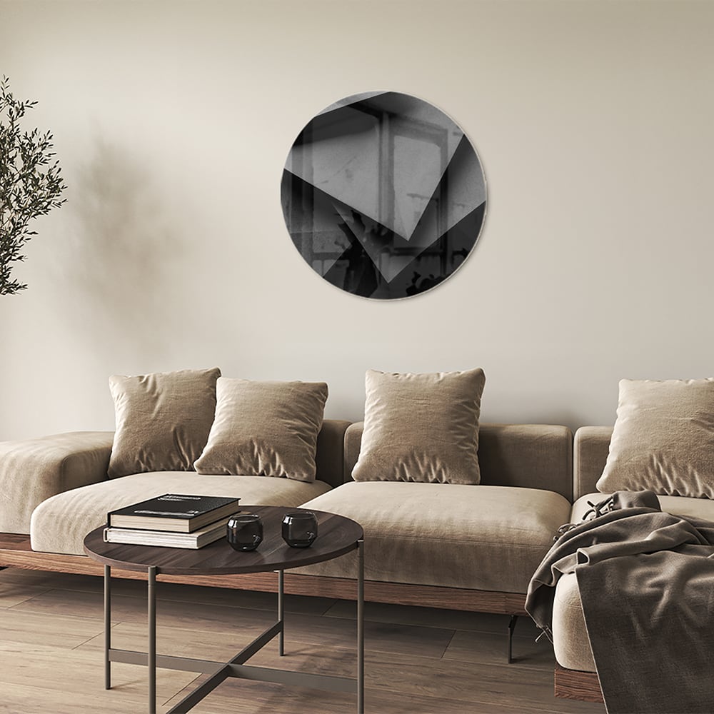 Modern glazen schilderij met een geometrisch zwart-wit ontwerp aan de muur.