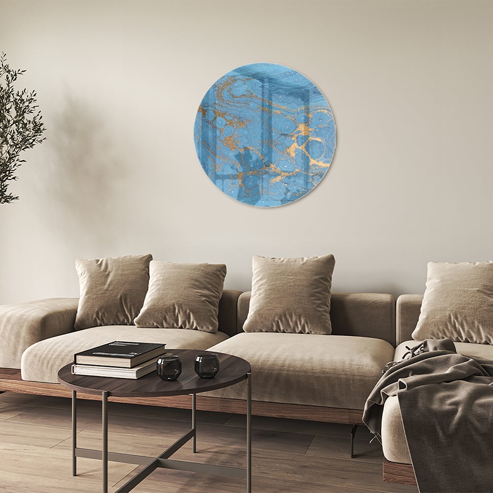 Glazen schilderij met blauw en gouden patronen aan de muur boven een houten kast.