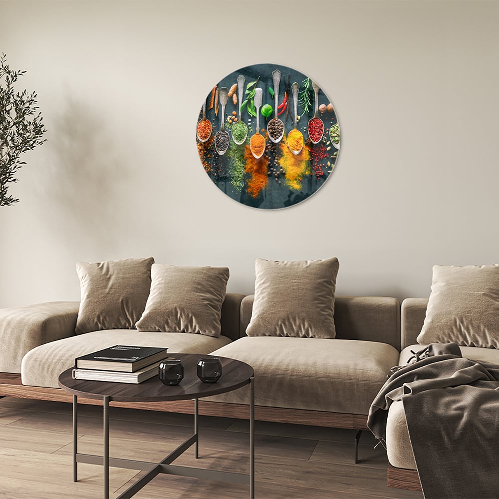 Glazen schilderij met een assortiment kleurrijke specerijen en kruiden, perfect voor keukeninrichting.